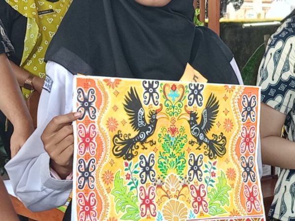 ALENA, MURID SMKN 1 KETAPANG RAIH JUARA 2 LOMBA DESAIN BATIK 2025